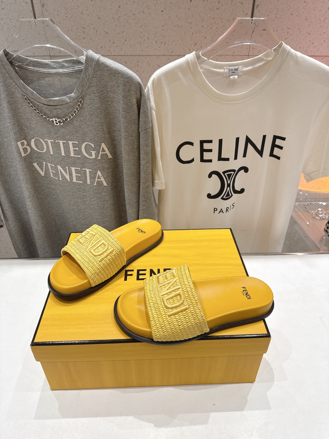 高版本出厂 
 Fendi*芬迪25ss新款平底沙滩休闲情侣款拖鞋
ZP购入对比定制，经典刺绣logo设