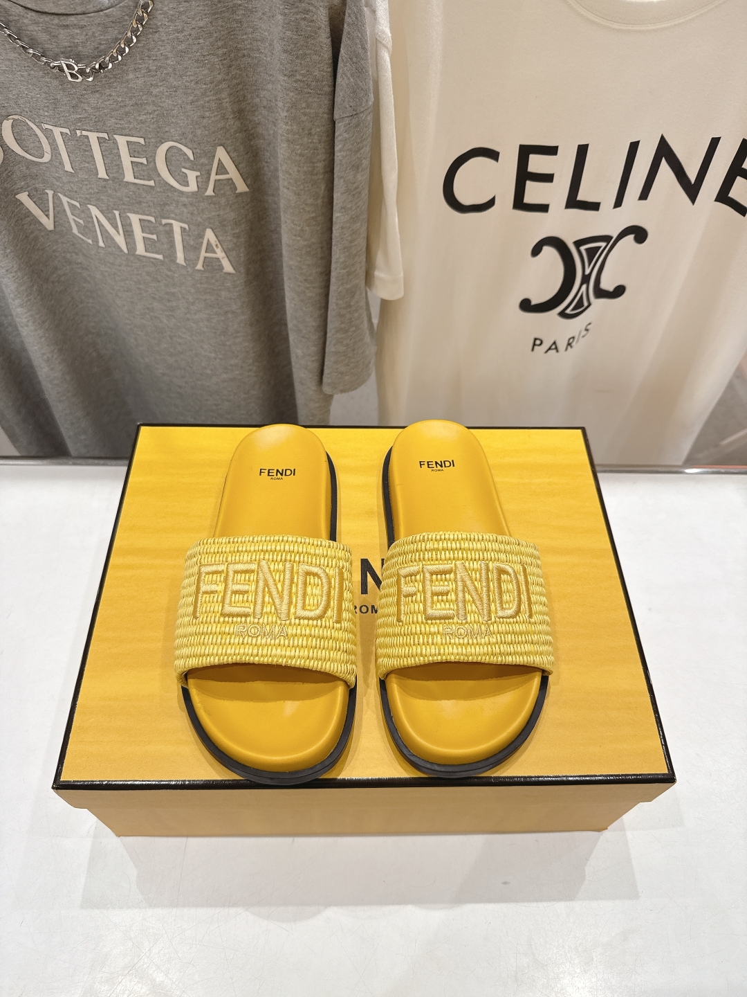 高版本出厂 
 Fendi*芬迪25ss新款平底沙滩休闲情侣款拖鞋
ZP购入对比定制，经典刺绣logo设