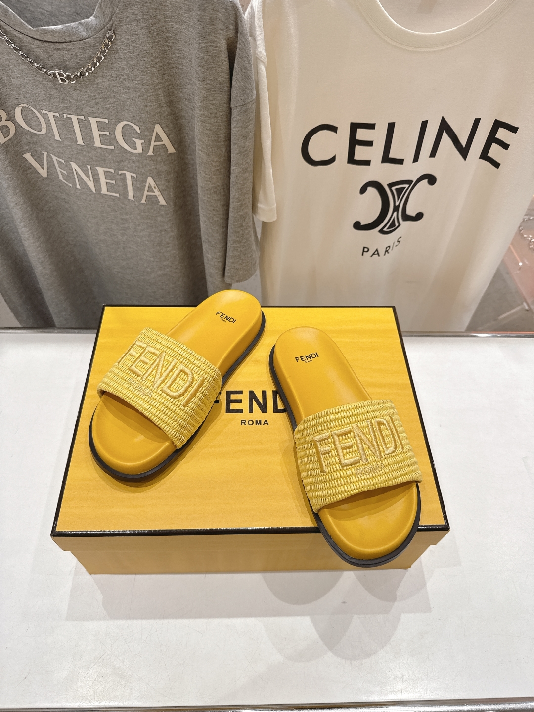 高版本出厂 
 Fendi*芬迪25ss新款平底沙滩休闲情侣款拖鞋
ZP购入对比定制，经典刺绣logo设