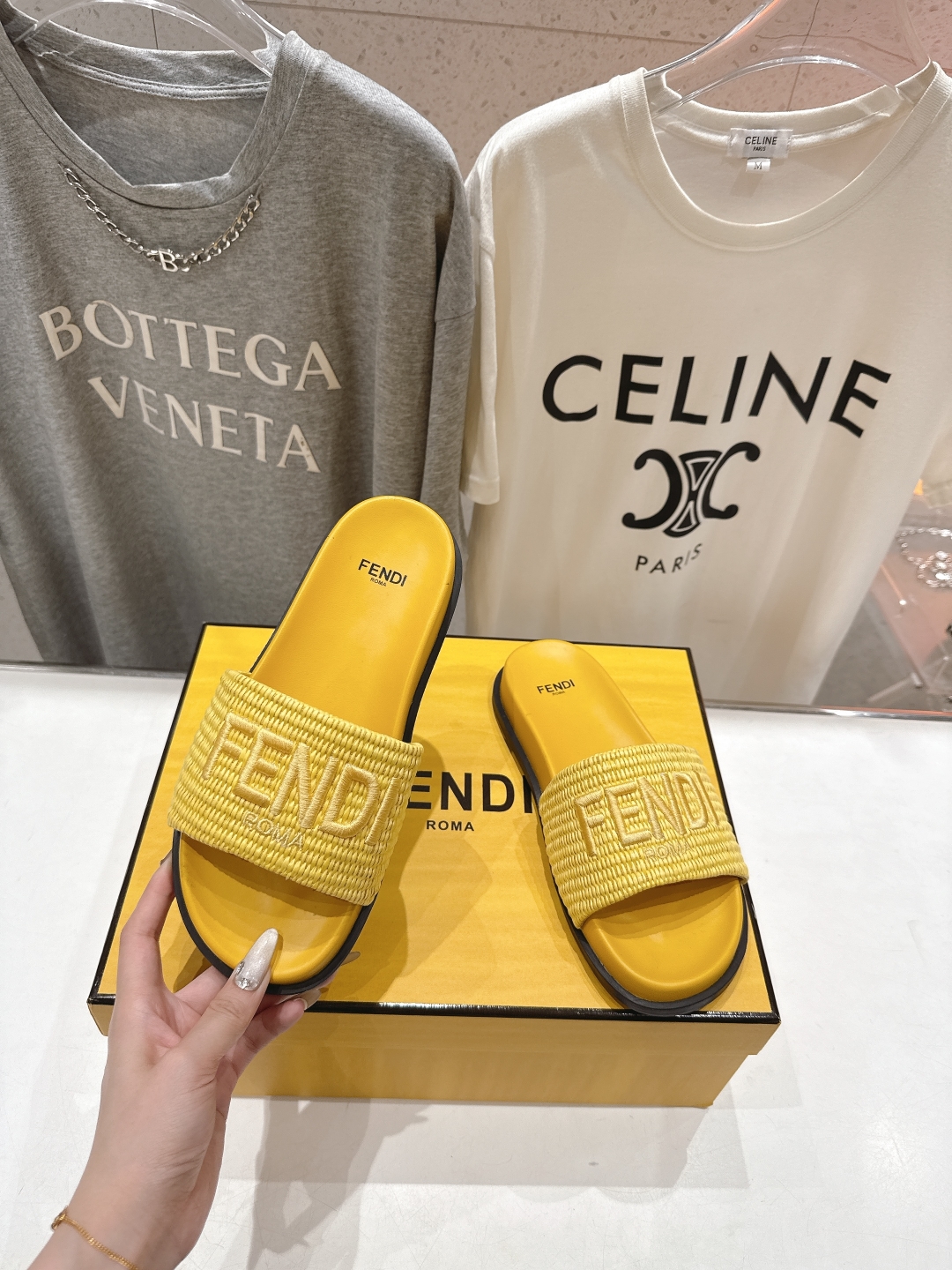 高版本出厂 
 Fendi*芬迪25ss新款平底沙滩休闲情侣款拖鞋
ZP购入对比定制，经典刺绣logo设