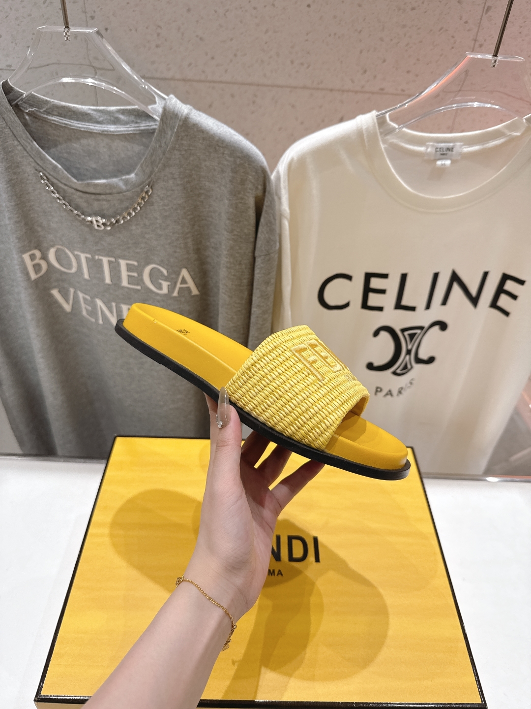 高版本出厂 
 Fendi*芬迪25ss新款平底沙滩休闲情侣款拖鞋
ZP购入对比定制，经典刺绣logo设