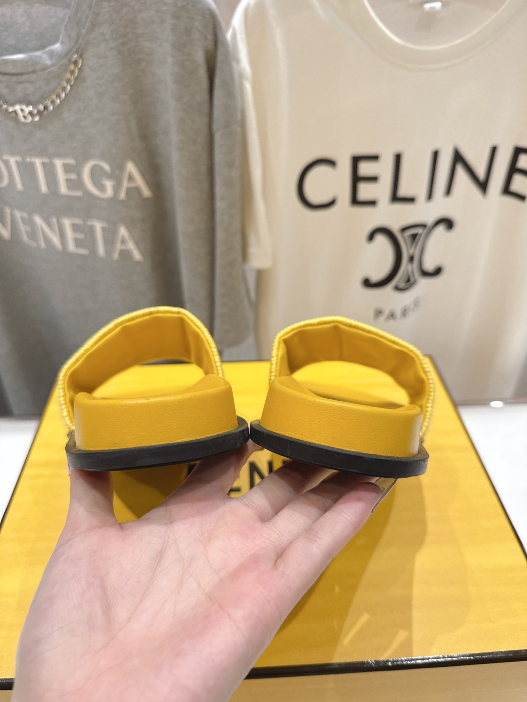 高版本出厂 
 Fendi*芬迪25ss新款平底沙滩休闲情侣款拖鞋
ZP购入对比定制，经典刺绣logo设