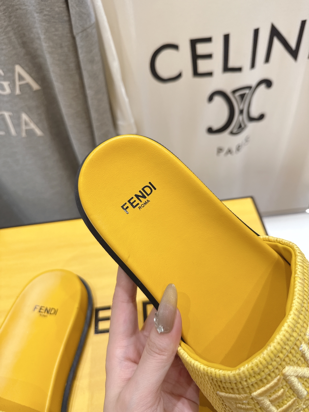高版本出厂 
 Fendi*芬迪25ss新款平底沙滩休闲情侣款拖鞋
ZP购入对比定制，经典刺绣logo设