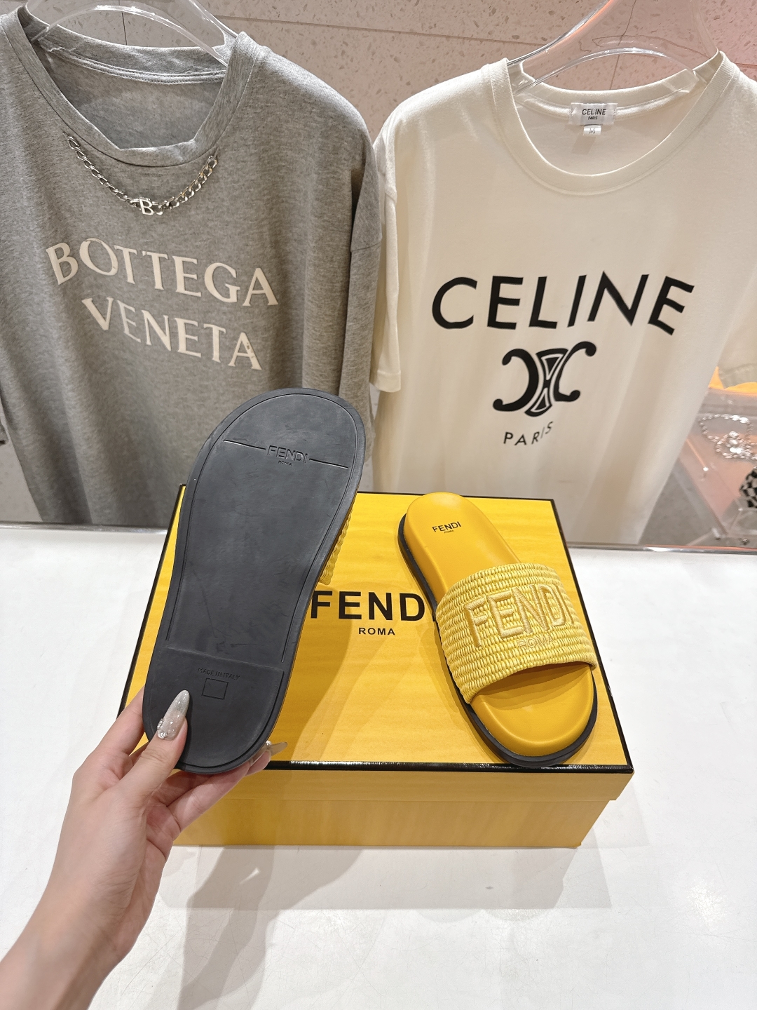 高版本出厂 
 Fendi*芬迪25ss新款平底沙滩休闲情侣款拖鞋
ZP购入对比定制，经典刺绣logo设