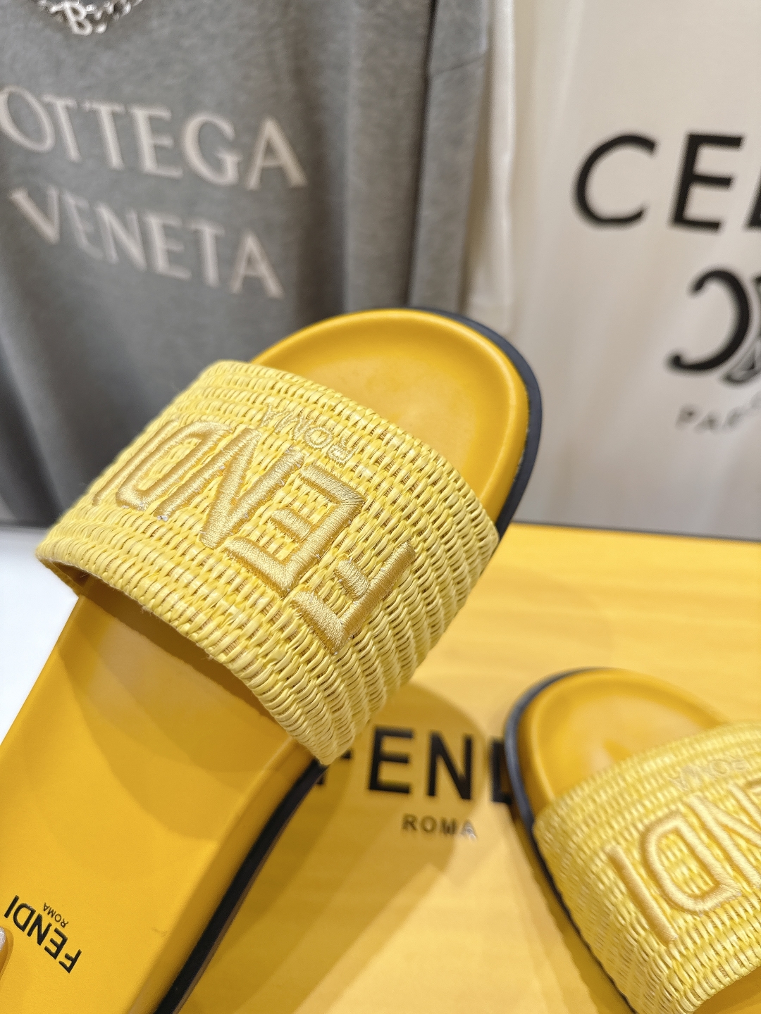高版本出厂 
 Fendi*芬迪25ss新款平底沙滩休闲情侣款拖鞋
ZP购入对比定制，经典刺绣logo设