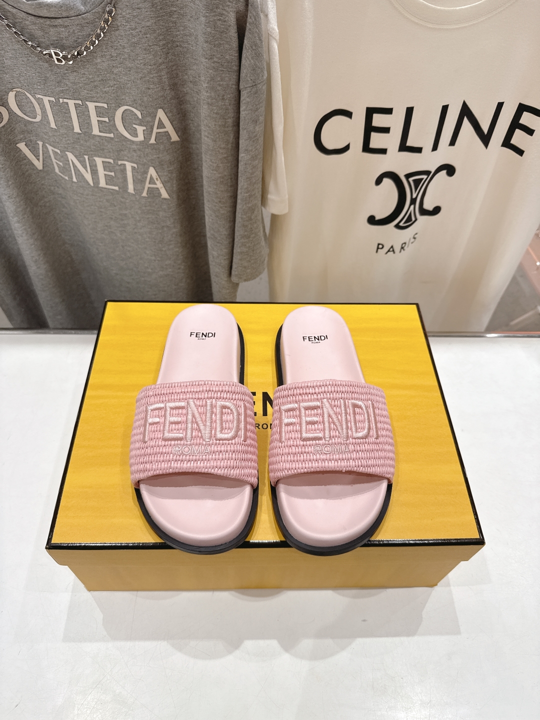 高版本出厂 
 Fendi*芬迪25ss新款平底沙滩休闲情侣款拖鞋
ZP购入对比定制，经典刺绣logo设