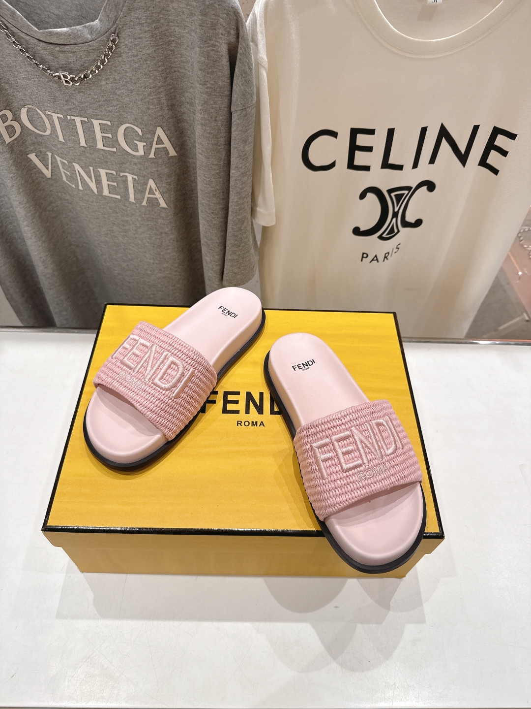 高版本出厂 
 Fendi*芬迪25ss新款平底沙滩休闲情侣款拖鞋
ZP购入对比定制，经典刺绣logo设