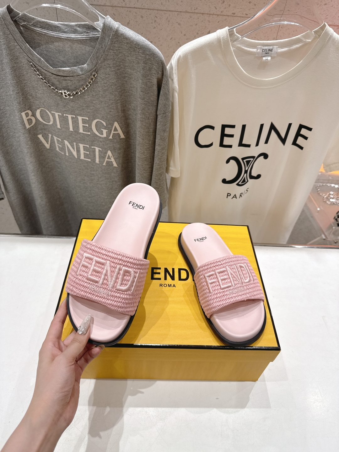 高版本出厂 
 Fendi*芬迪25ss新款平底沙滩休闲情侣款拖鞋
ZP购入对比定制，经典刺绣logo设