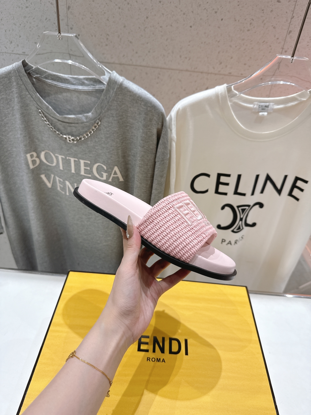 高版本出厂 
 Fendi*芬迪25ss新款平底沙滩休闲情侣款拖鞋
ZP购入对比定制，经典刺绣logo设