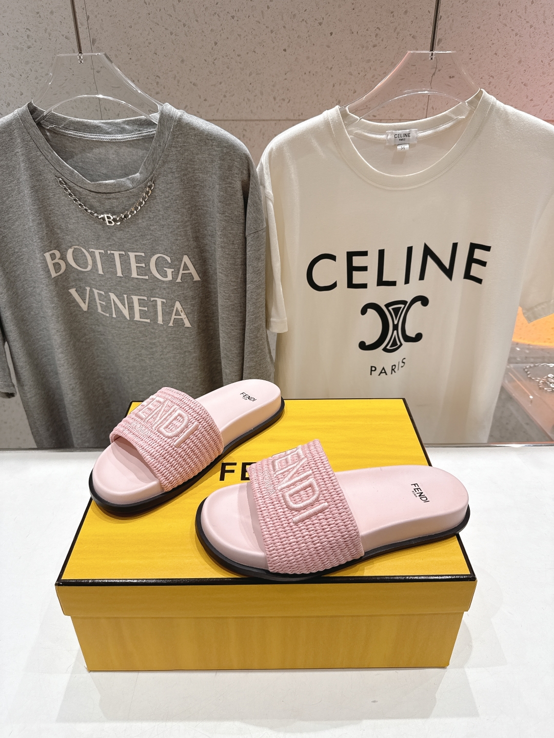高版本出厂 
 Fendi*芬迪25ss新款平底沙滩休闲情侣款拖鞋
ZP购入对比定制，经典刺绣logo设