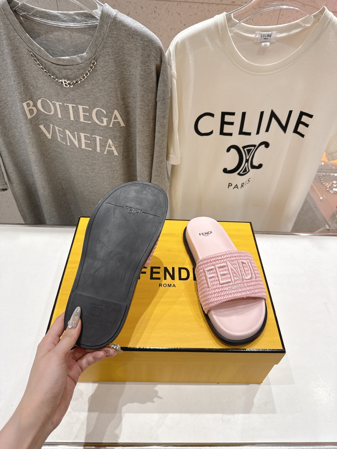 高版本出厂 
 Fendi*芬迪25ss新款平底沙滩休闲情侣款拖鞋
ZP购入对比定制，经典刺绣logo设