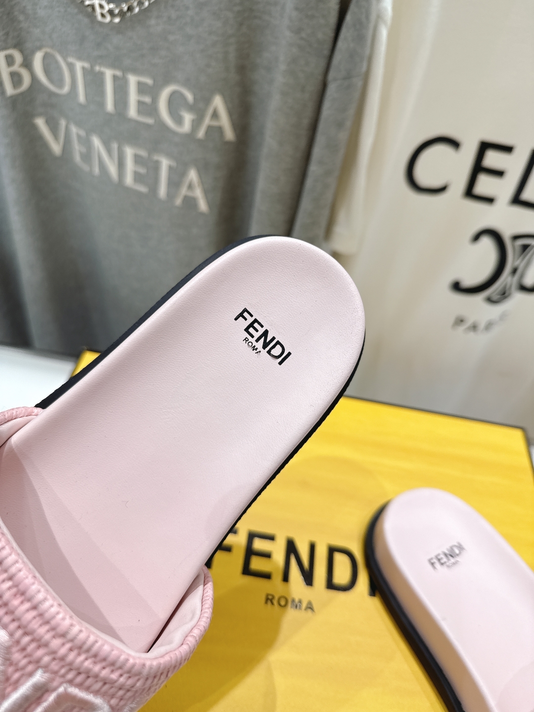 高版本出厂 
 Fendi*芬迪25ss新款平底沙滩休闲情侣款拖鞋
ZP购入对比定制，经典刺绣logo设