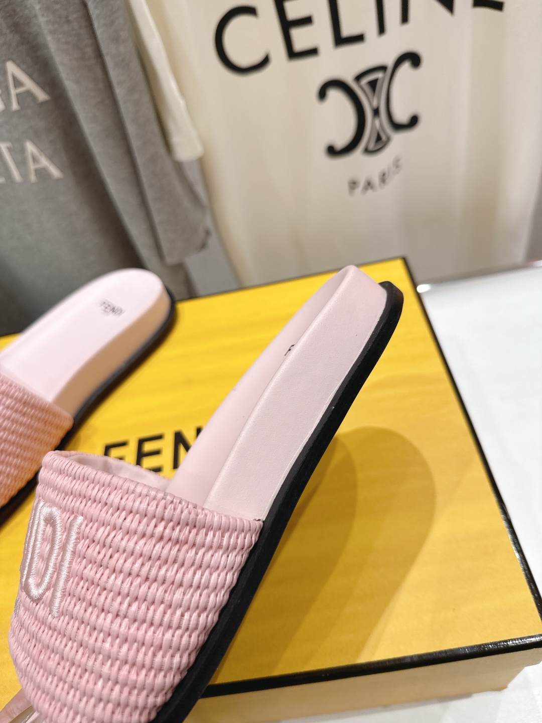 高版本出厂 
 Fendi*芬迪25ss新款平底沙滩休闲情侣款拖鞋
ZP购入对比定制，经典刺绣logo设