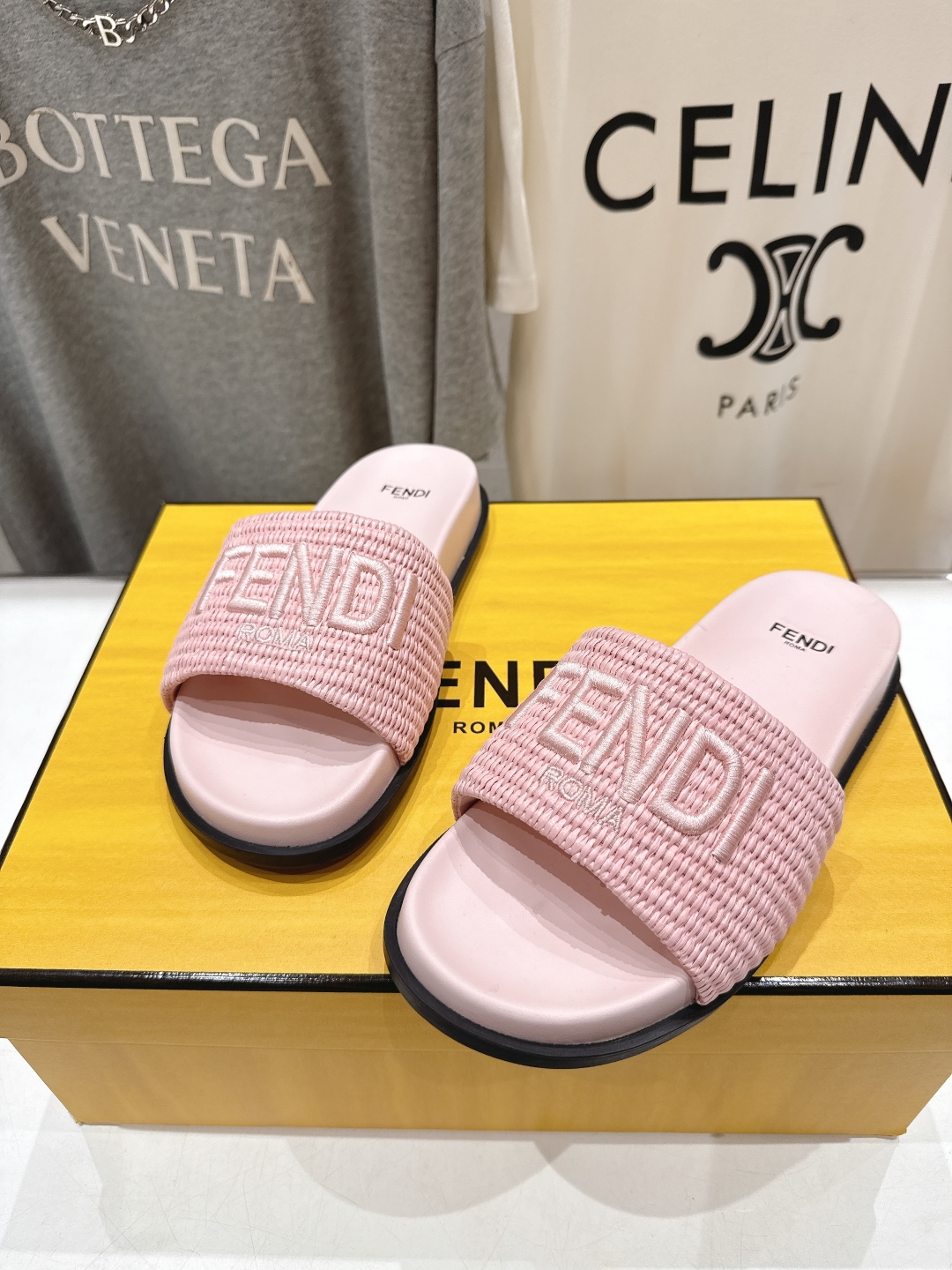 高版本出厂 
 Fendi*芬迪25ss新款平底沙滩休闲情侣款拖鞋
ZP购入对比定制，经典刺绣logo设
