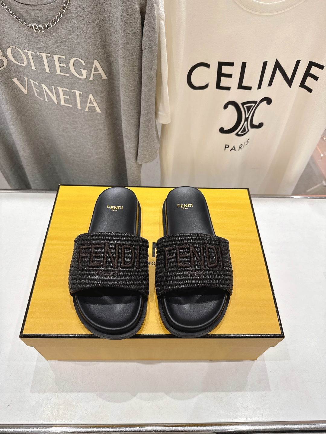 高版本出厂 
 Fendi*芬迪25ss新款平底沙滩休闲情侣款拖鞋
ZP购入对比定制，经典刺绣logo设