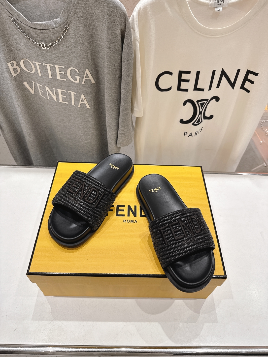 高版本出厂 
 Fendi*芬迪25ss新款平底沙滩休闲情侣款拖鞋
ZP购入对比定制，经典刺绣logo设