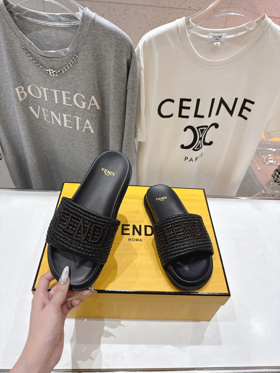 高版本出厂 
 Fendi*芬迪25ss新款平底沙滩休闲情侣款拖鞋
ZP购入对比定制，经典刺绣logo设
