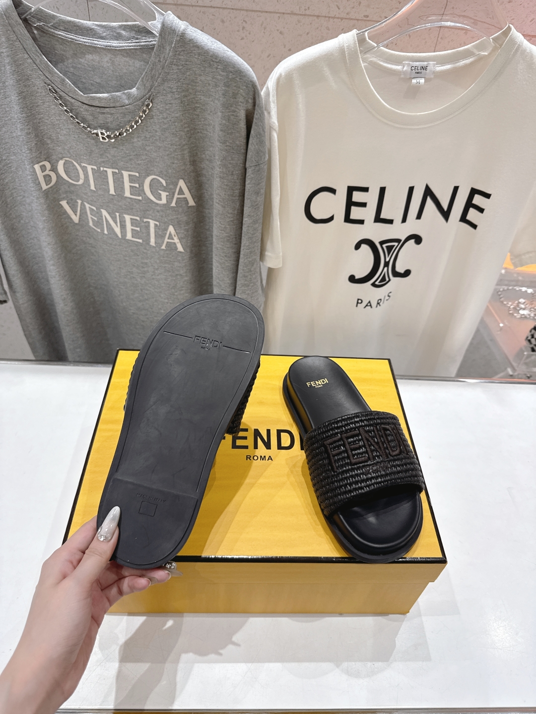 高版本出厂 
 Fendi*芬迪25ss新款平底沙滩休闲情侣款拖鞋
ZP购入对比定制，经典刺绣logo设