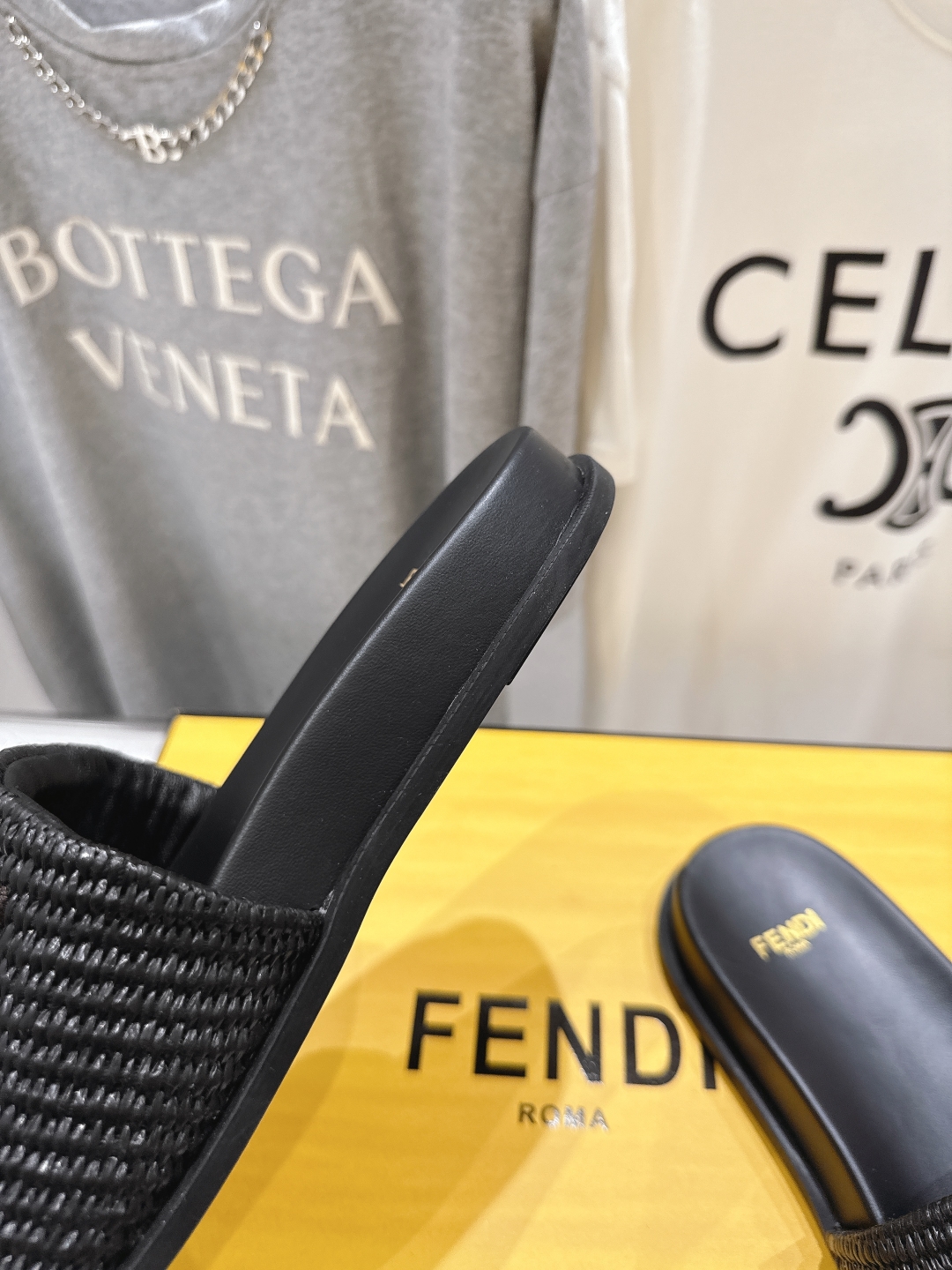 高版本出厂 
 Fendi*芬迪25ss新款平底沙滩休闲情侣款拖鞋
ZP购入对比定制，经典刺绣logo设