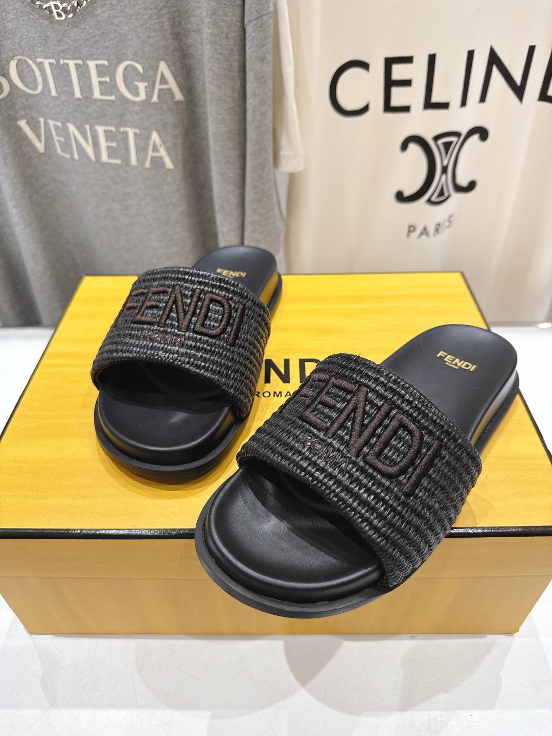 高版本出厂 
 Fendi*芬迪25ss新款平底沙滩休闲情侣款拖鞋
ZP购入对比定制，经典刺绣logo设