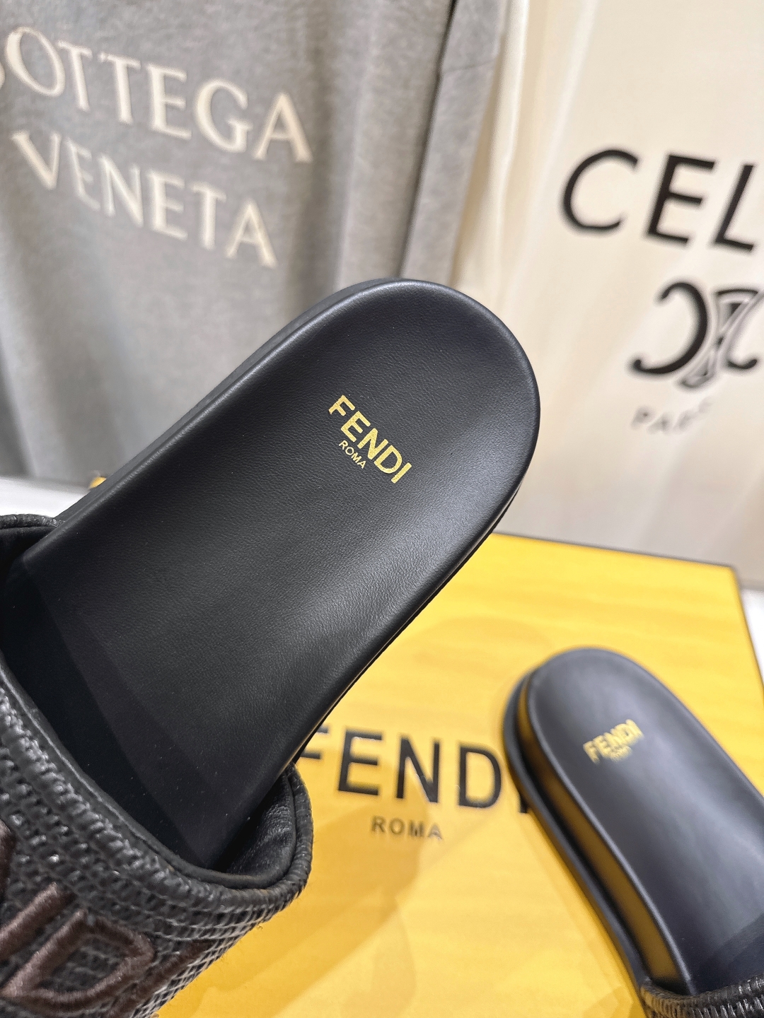 高版本出厂 
 Fendi*芬迪25ss新款平底沙滩休闲情侣款拖鞋
ZP购入对比定制，经典刺绣logo设