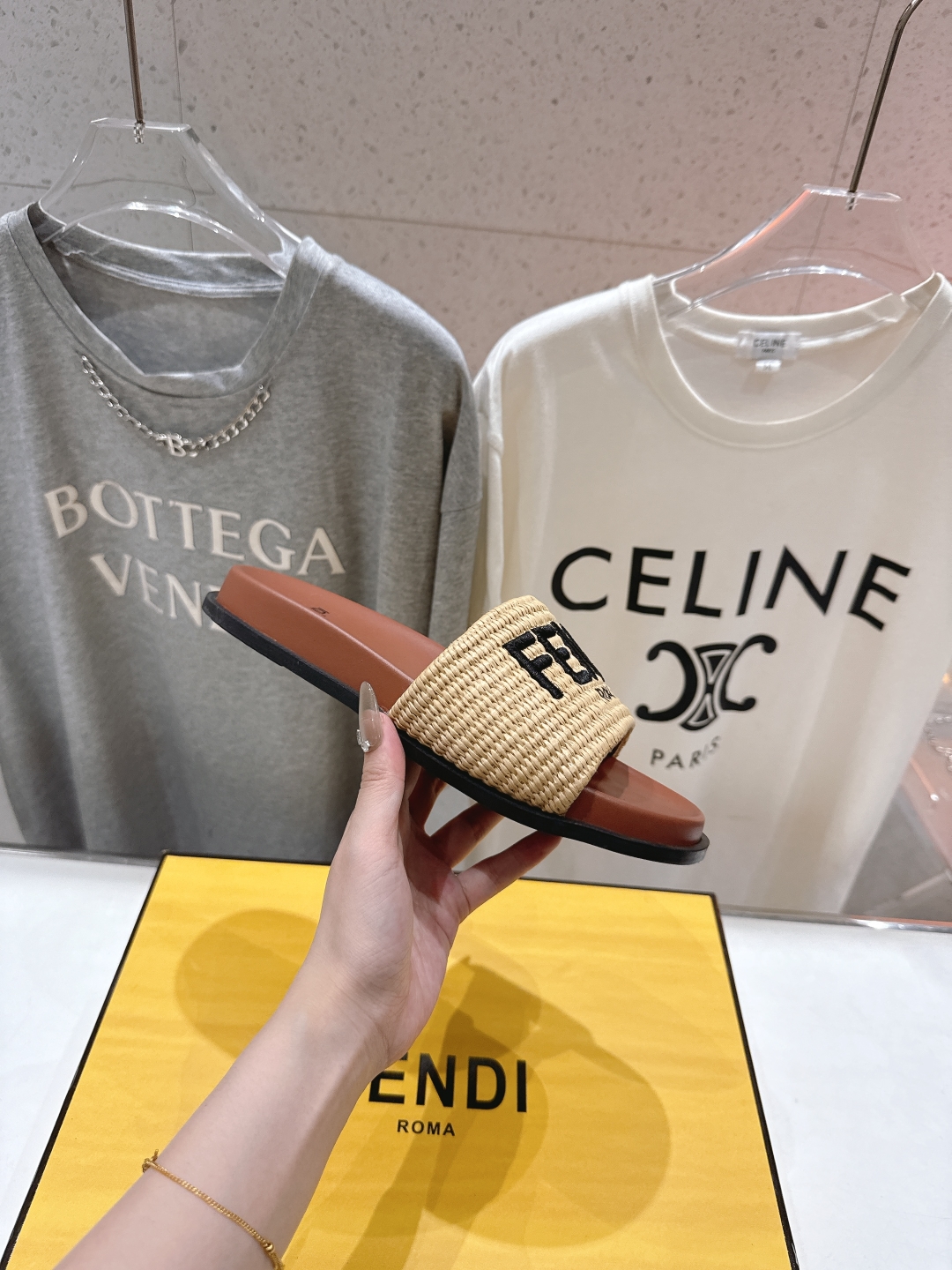 高版本出厂 
 Fendi*芬迪25ss新款平底沙滩休闲情侣款拖鞋
ZP购入对比定制，经典刺绣logo设