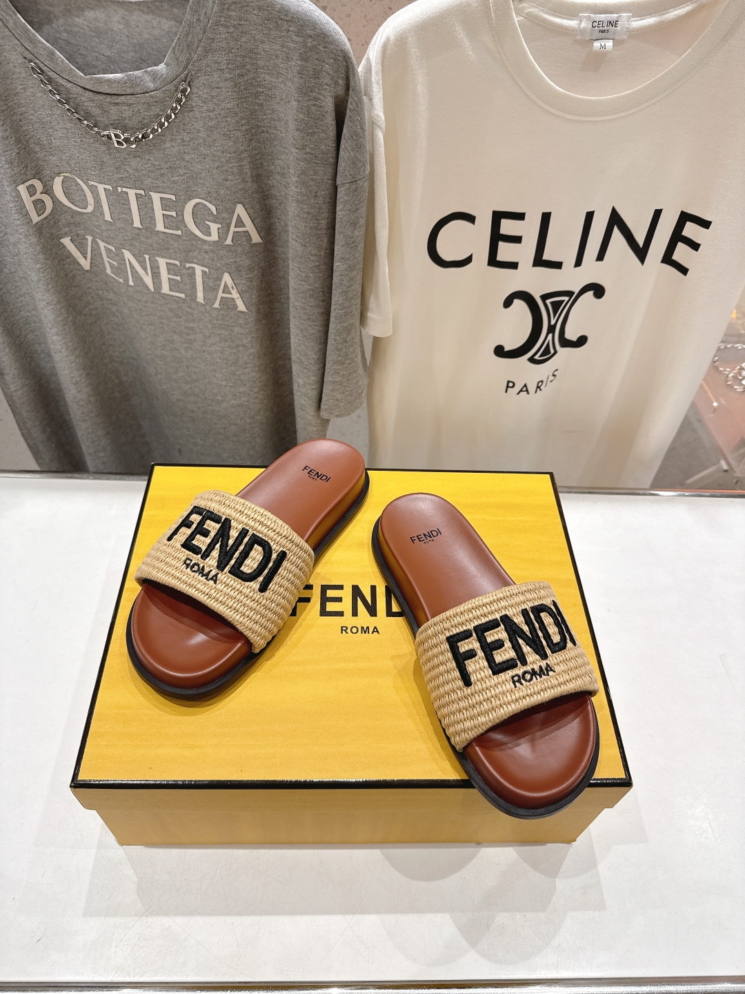 高版本出厂 
 Fendi*芬迪25ss新款平底沙滩休闲情侣款拖鞋
ZP购入对比定制，经典刺绣logo设