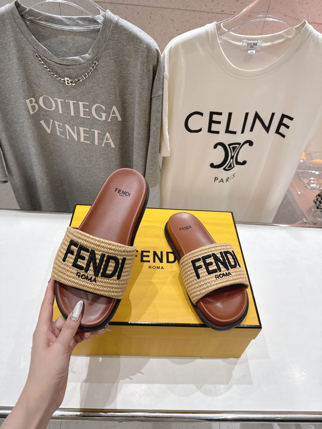 高版本出厂 
 Fendi*芬迪25ss新款平底沙滩休闲情侣款拖鞋
ZP购入对比定制，经典刺绣logo设