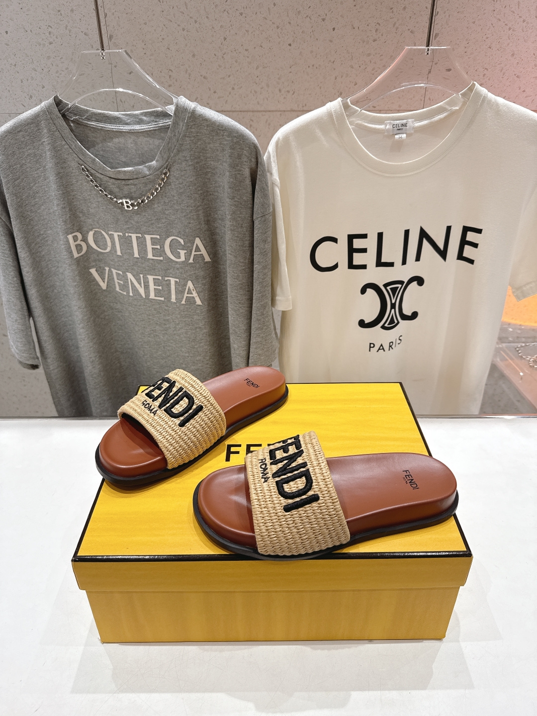 高版本出厂 
 Fendi*芬迪25ss新款平底沙滩休闲情侣款拖鞋
ZP购入对比定制，经典刺绣logo设