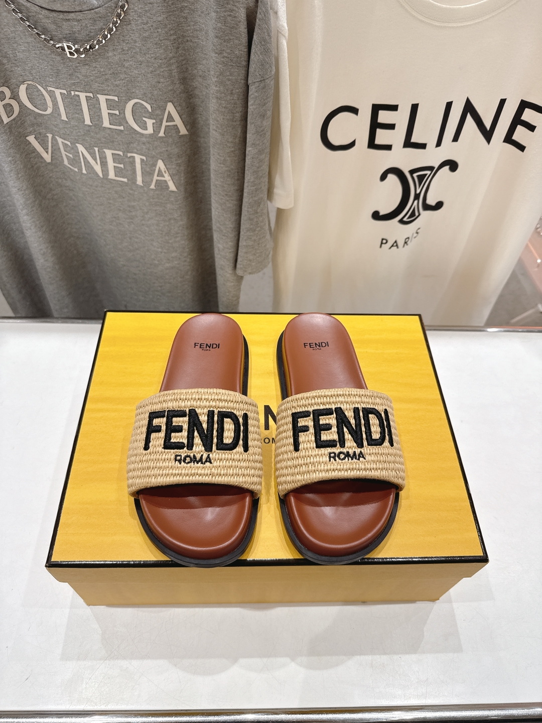 高版本出厂 
 Fendi*芬迪25ss新款平底沙滩休闲情侣款拖鞋
ZP购入对比定制，经典刺绣logo设
