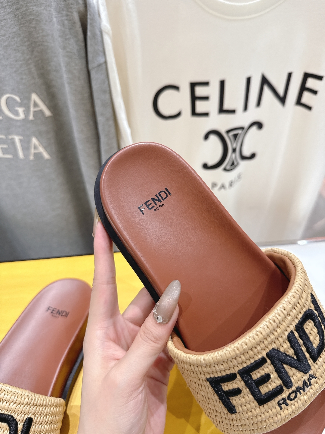 高版本出厂 
 Fendi*芬迪25ss新款平底沙滩休闲情侣款拖鞋
ZP购入对比定制，经典刺绣logo设