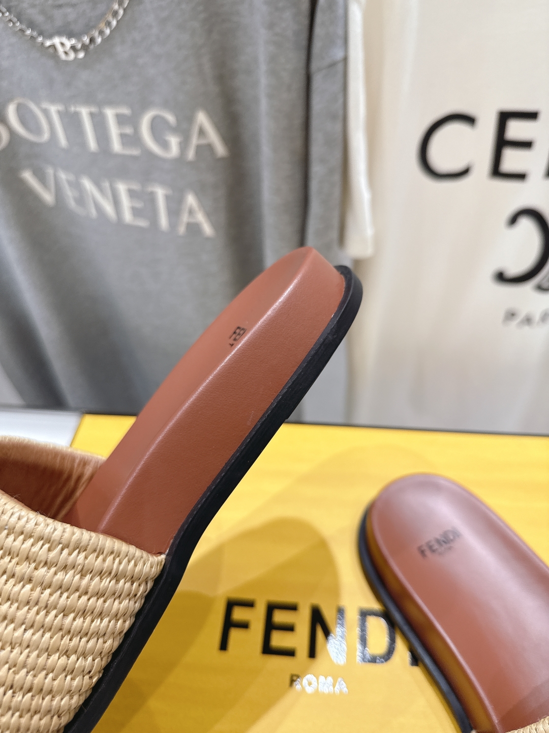 高版本出厂 
 Fendi*芬迪25ss新款平底沙滩休闲情侣款拖鞋
ZP购入对比定制，经典刺绣logo设