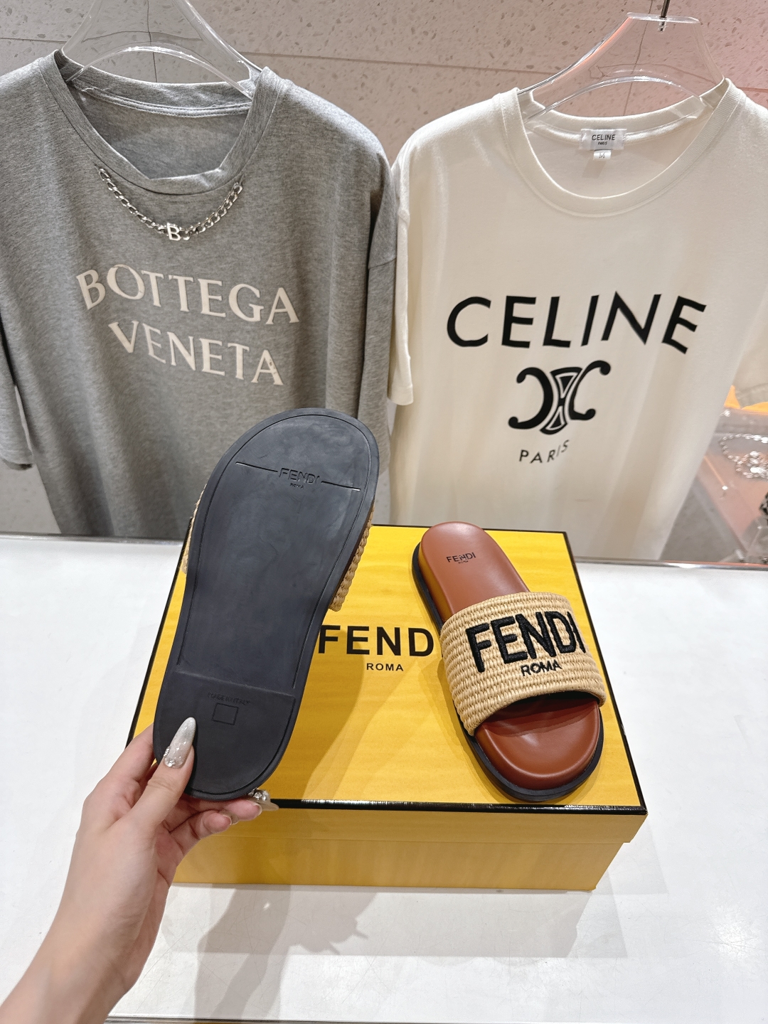 高版本出厂 
 Fendi*芬迪25ss新款平底沙滩休闲情侣款拖鞋
ZP购入对比定制，经典刺绣logo设