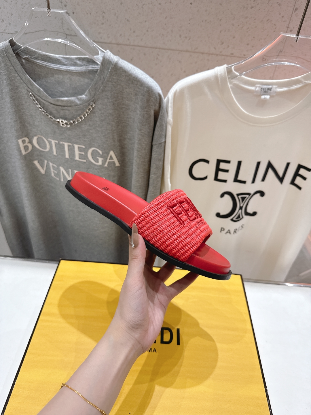 高版本出厂 
 Fendi*芬迪25ss新款平底沙滩休闲情侣款拖鞋
ZP购入对比定制，经典刺绣logo设