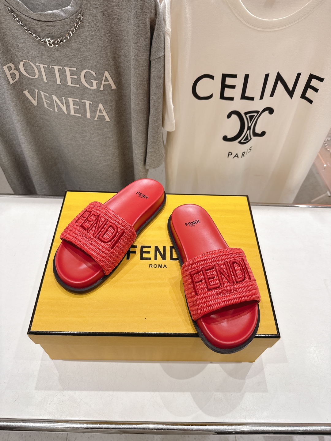 高版本出厂 
 Fendi*芬迪25ss新款平底沙滩休闲情侣款拖鞋
ZP购入对比定制，经典刺绣logo设