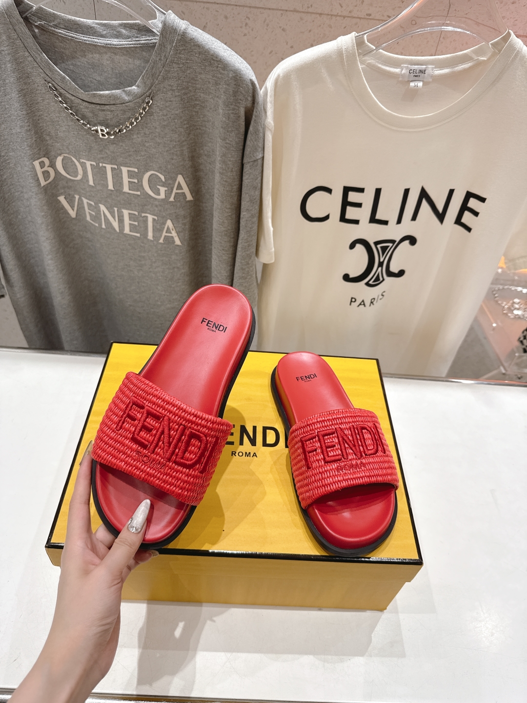 高版本出厂 
 Fendi*芬迪25ss新款平底沙滩休闲情侣款拖鞋
ZP购入对比定制，经典刺绣logo设