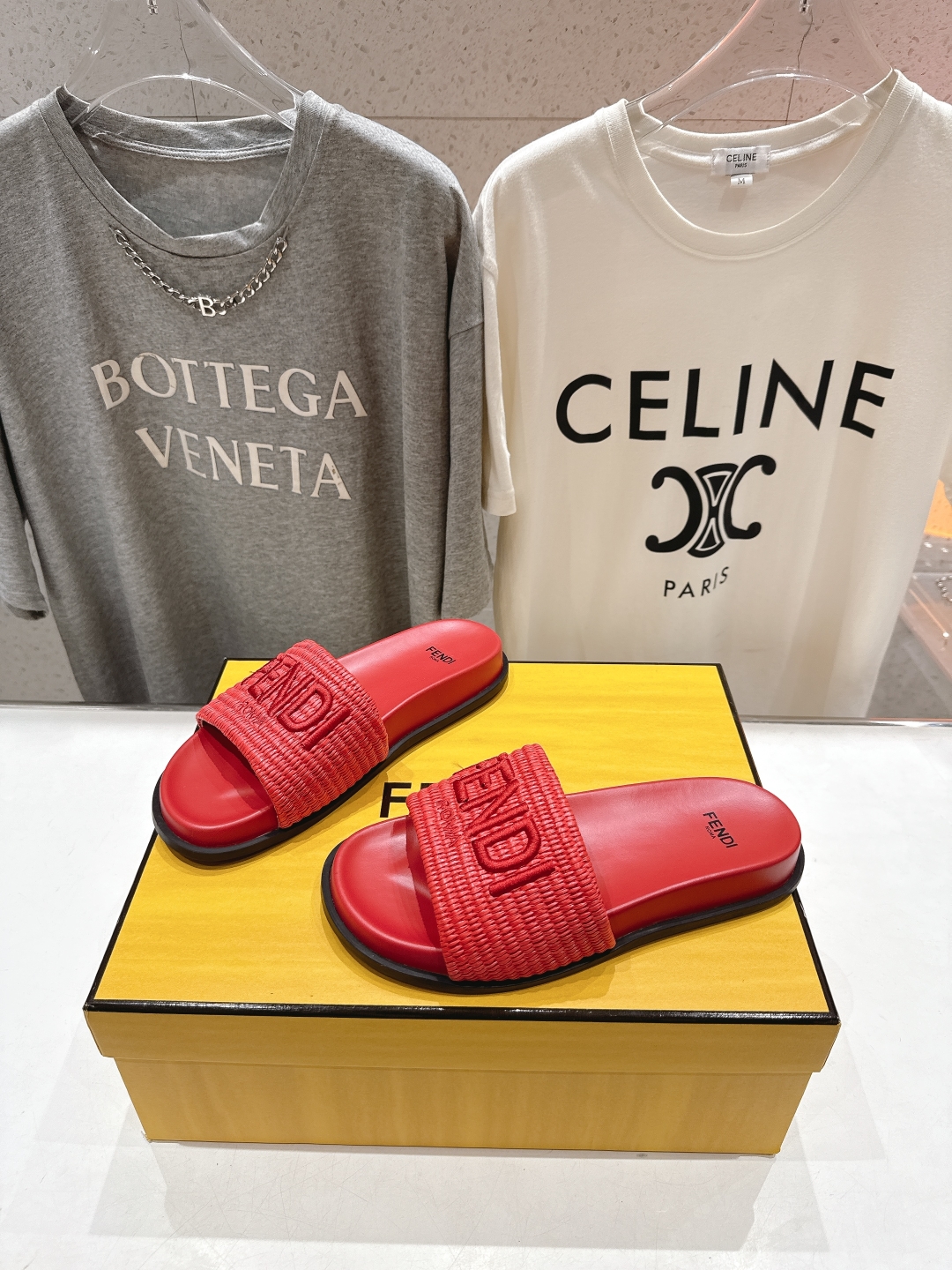高版本出厂 
 Fendi*芬迪25ss新款平底沙滩休闲情侣款拖鞋
ZP购入对比定制，经典刺绣logo设