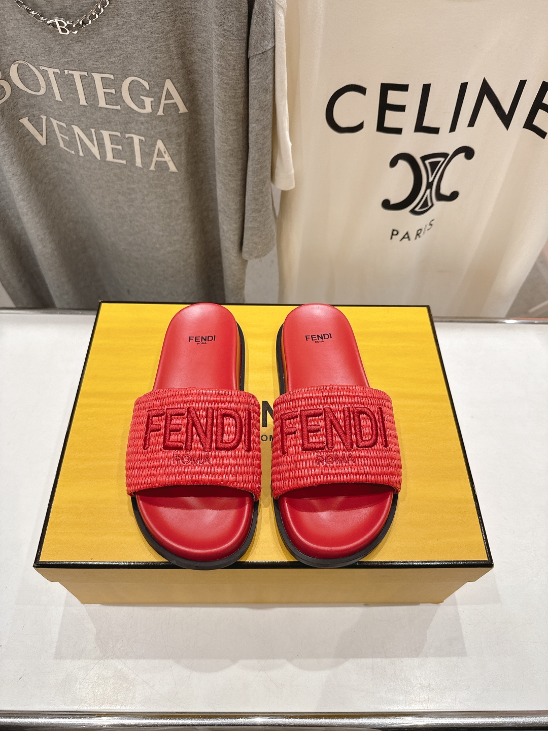 高版本出厂 
 Fendi*芬迪25ss新款平底沙滩休闲情侣款拖鞋
ZP购入对比定制，经典刺绣logo设