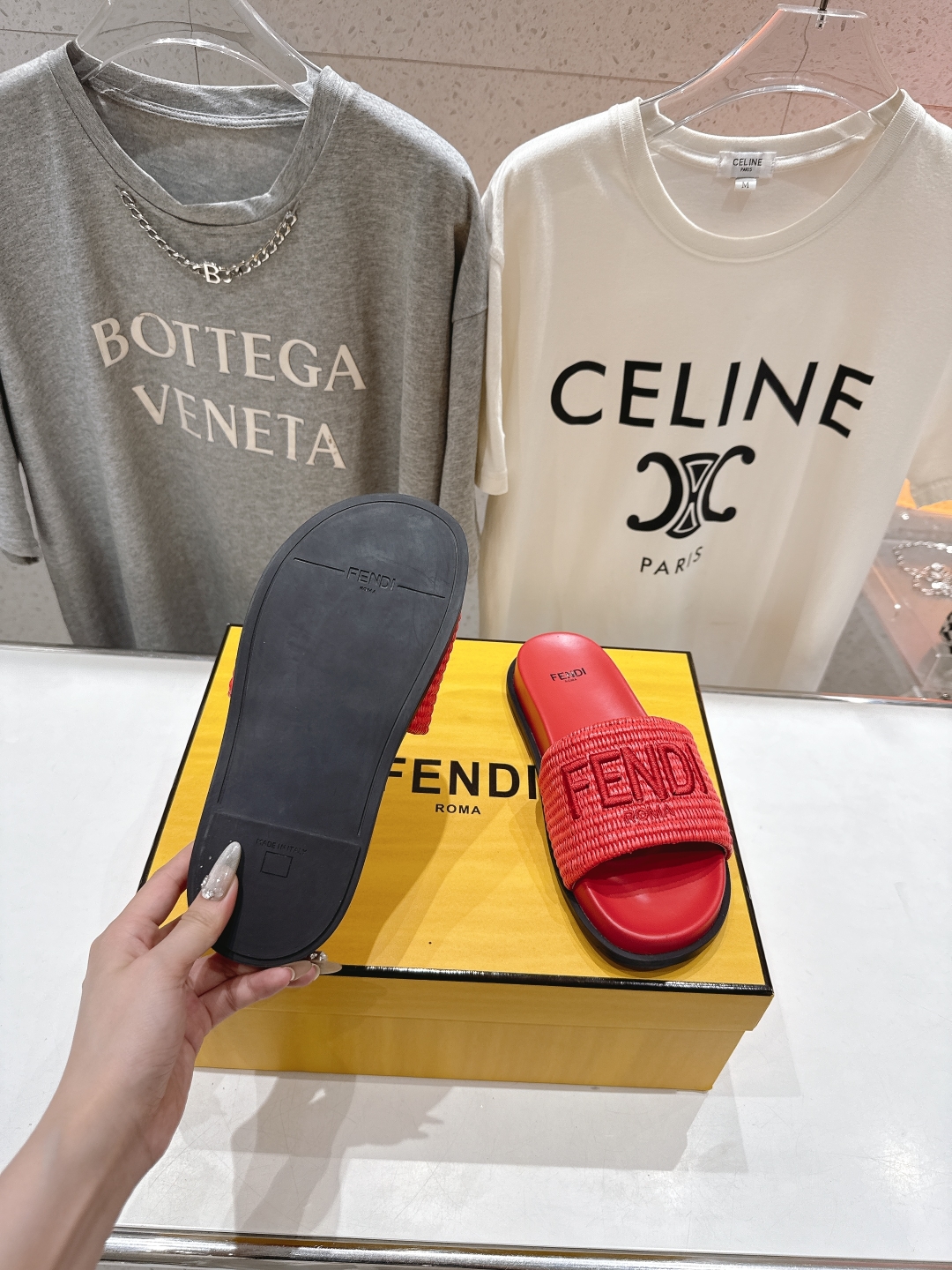 高版本出厂 
 Fendi*芬迪25ss新款平底沙滩休闲情侣款拖鞋
ZP购入对比定制，经典刺绣logo设