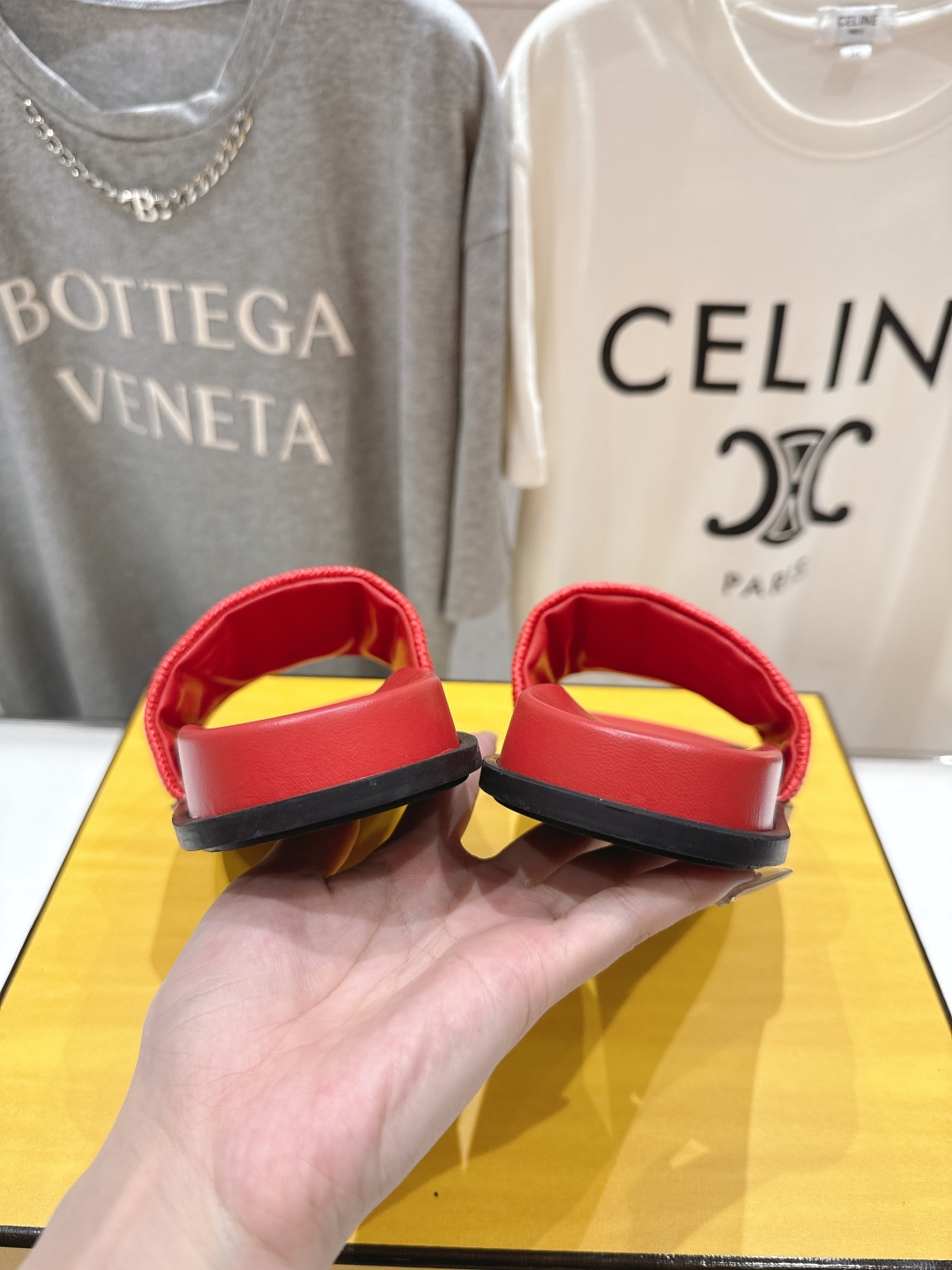高版本出厂 
 Fendi*芬迪25ss新款平底沙滩休闲情侣款拖鞋
ZP购入对比定制，经典刺绣logo设