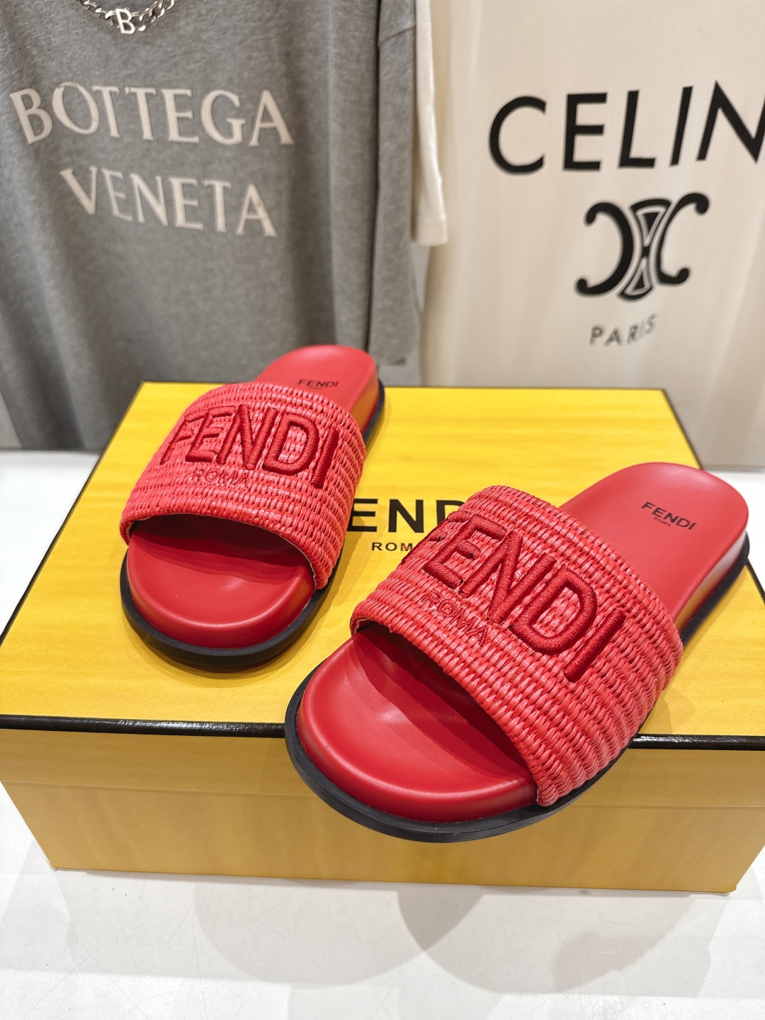 高版本出厂 
 Fendi*芬迪25ss新款平底沙滩休闲情侣款拖鞋
ZP购入对比定制，经典刺绣logo设