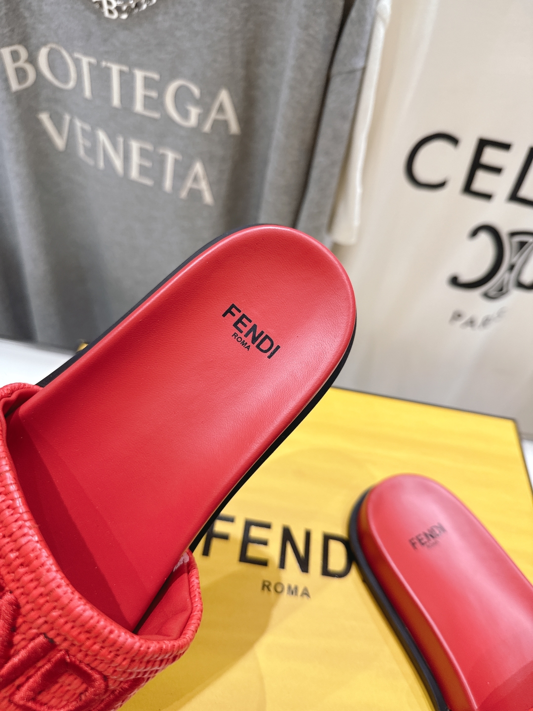 高版本出厂 
 Fendi*芬迪25ss新款平底沙滩休闲情侣款拖鞋
ZP购入对比定制，经典刺绣logo设