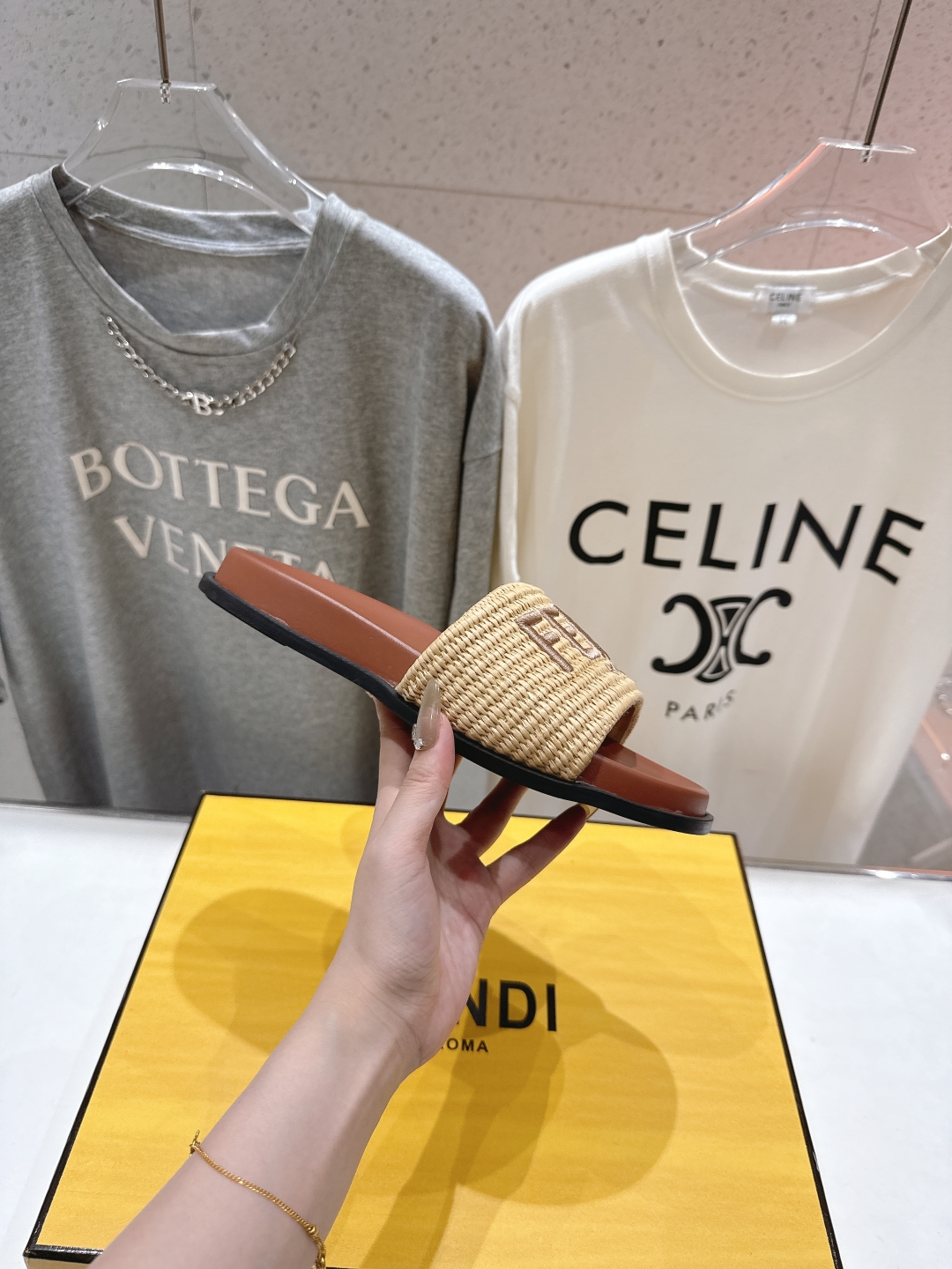 高版本出厂 
 Fendi*芬迪25ss新款平底沙滩休闲情侣款拖鞋
ZP购入对比定制，经典刺绣logo设