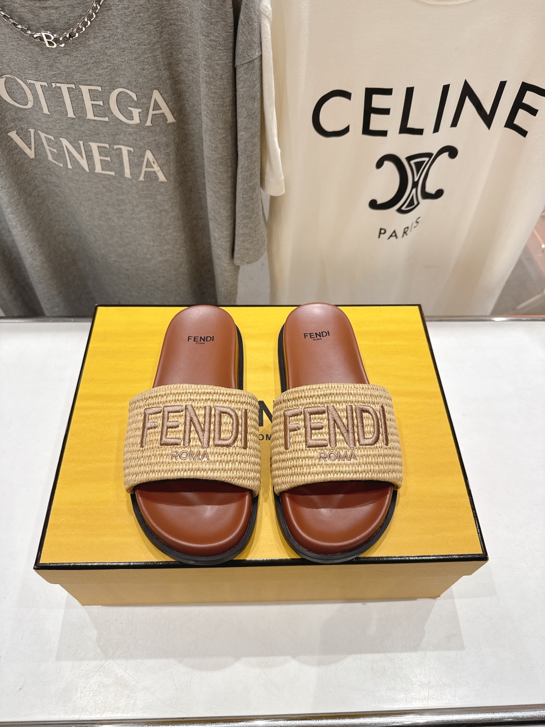 高版本出厂 
 Fendi*芬迪25ss新款平底沙滩休闲情侣款拖鞋
ZP购入对比定制，经典刺绣logo设