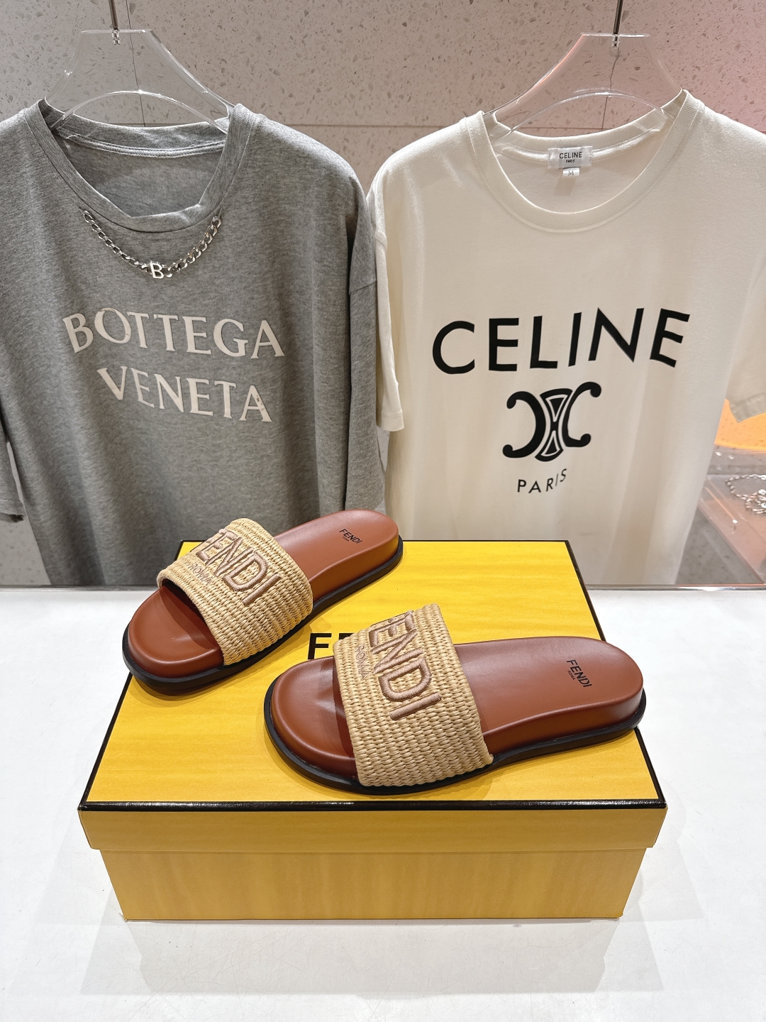 高版本出厂 
 Fendi*芬迪25ss新款平底沙滩休闲情侣款拖鞋
ZP购入对比定制，经典刺绣logo设