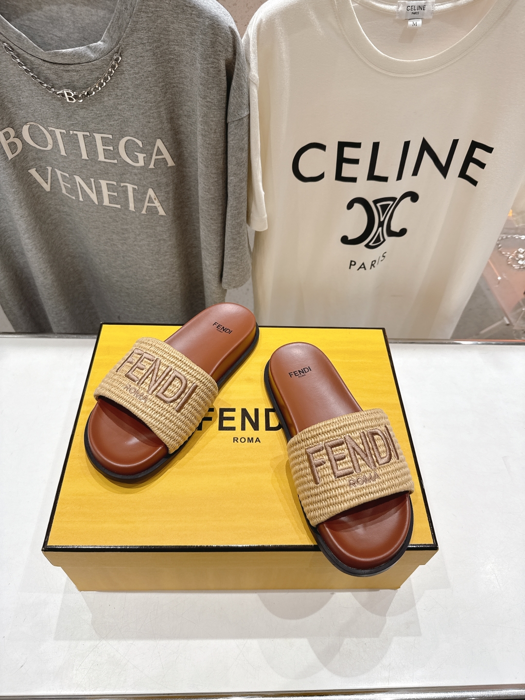 高版本出厂 
 Fendi*芬迪25ss新款平底沙滩休闲情侣款拖鞋
ZP购入对比定制，经典刺绣logo设