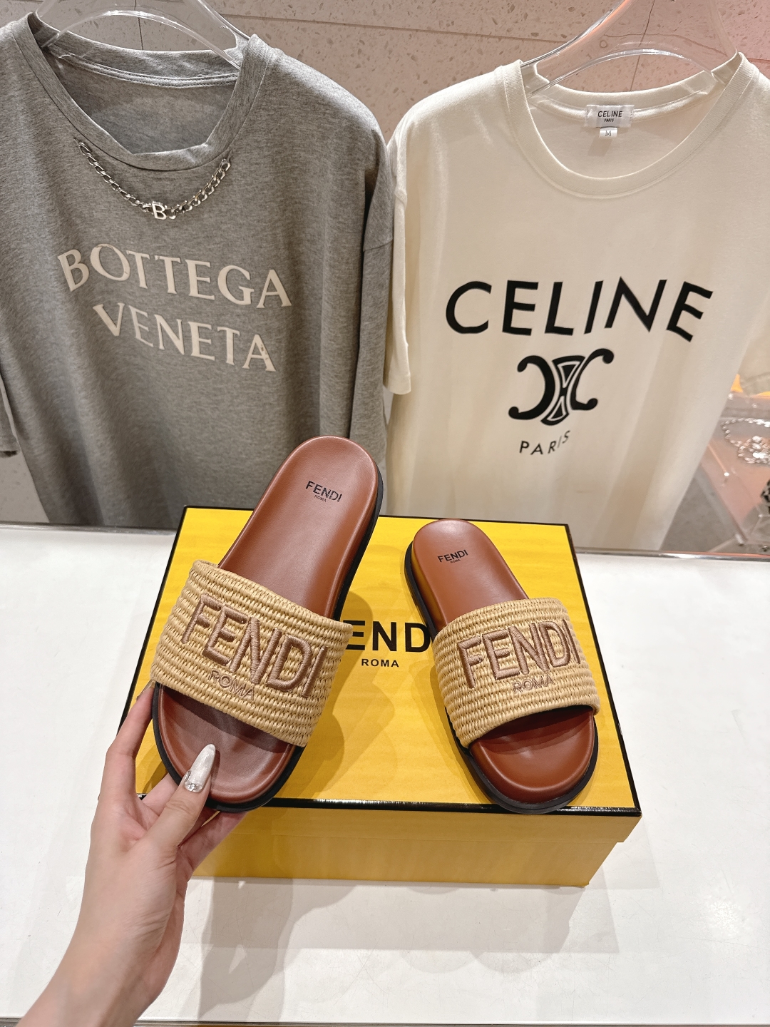 高版本出厂 
 Fendi*芬迪25ss新款平底沙滩休闲情侣款拖鞋
ZP购入对比定制，经典刺绣logo设