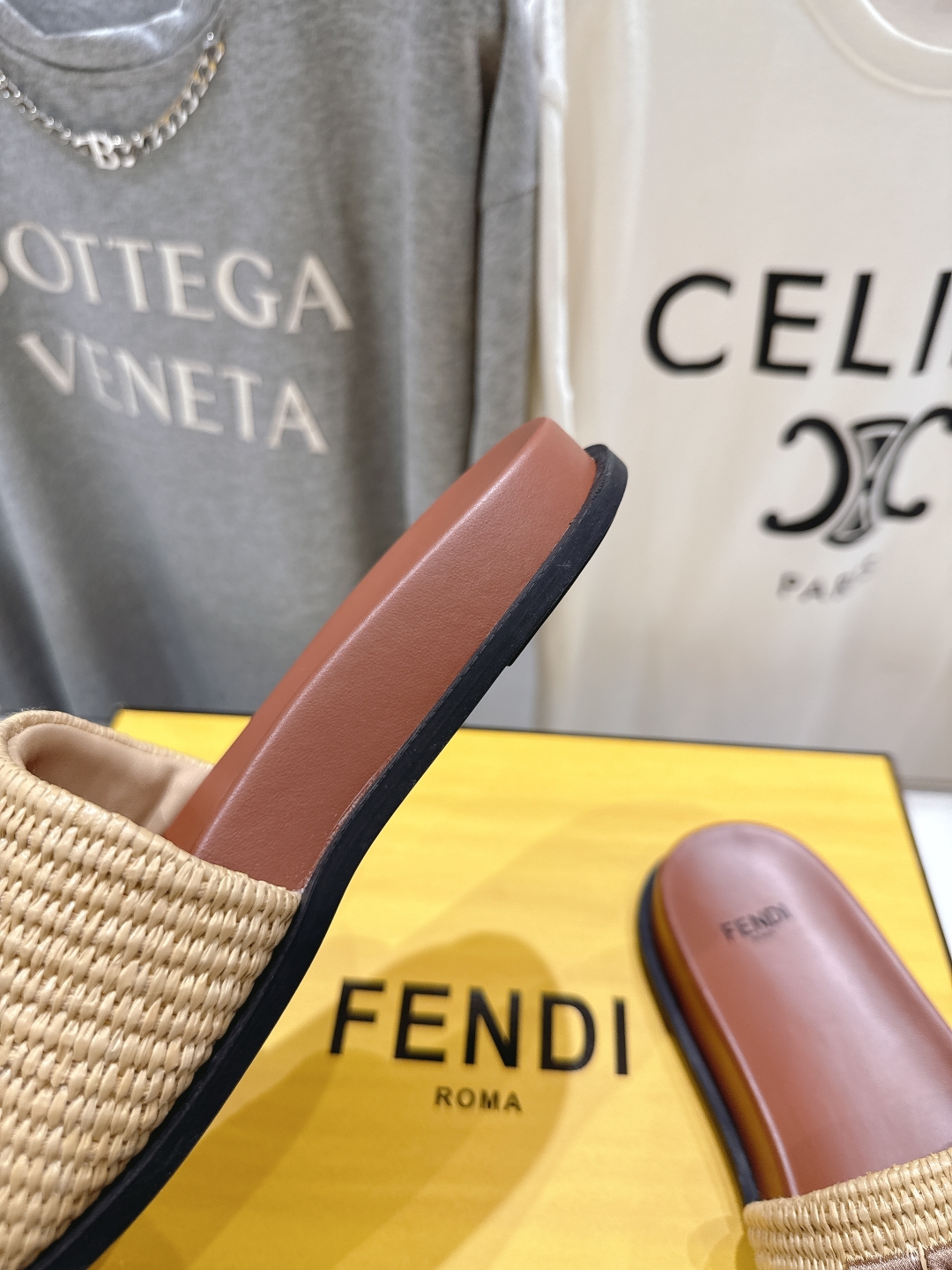 高版本出厂 
 Fendi*芬迪25ss新款平底沙滩休闲情侣款拖鞋
ZP购入对比定制，经典刺绣logo设