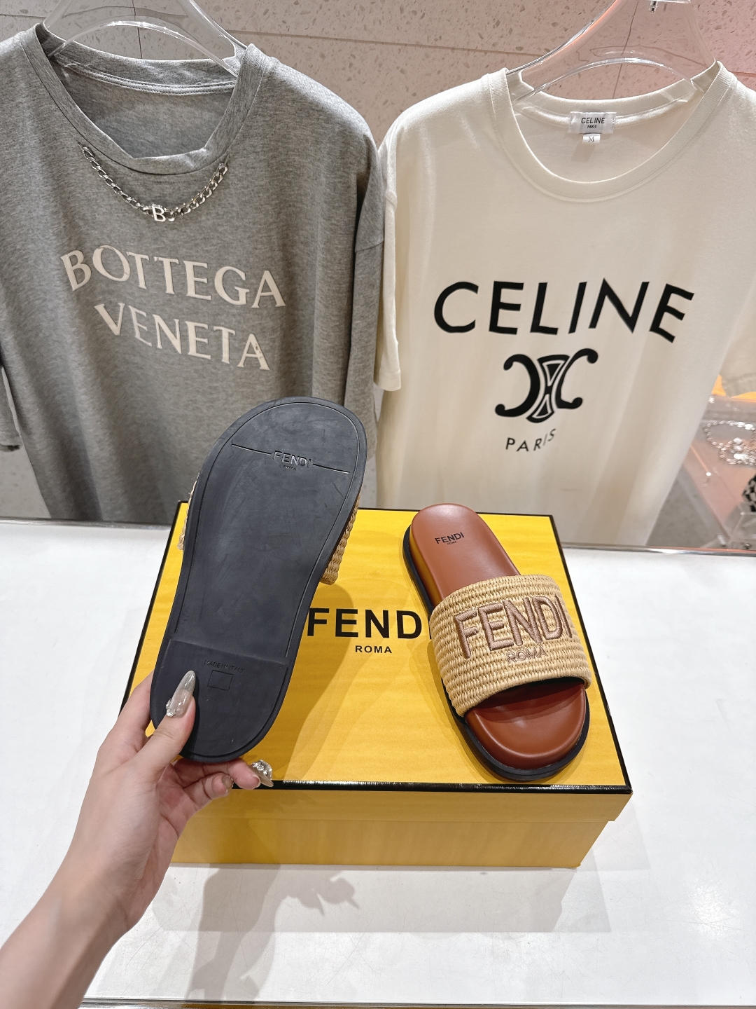 高版本出厂 
 Fendi*芬迪25ss新款平底沙滩休闲情侣款拖鞋
ZP购入对比定制，经典刺绣logo设