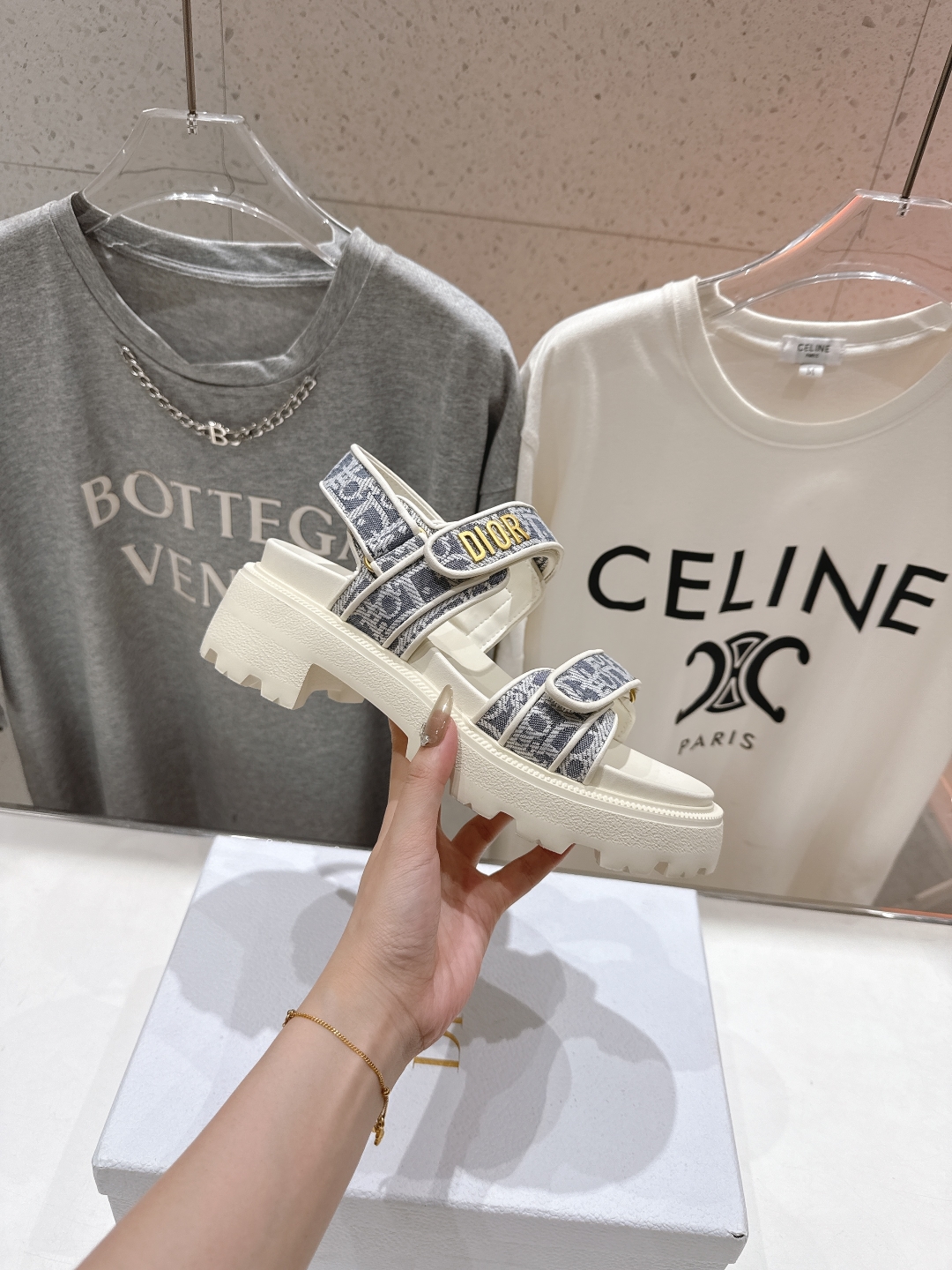 高版本出厂  
【高品质】Dior*迪奥D家2025ss春夏新款魔术贴沙滩凉鞋～
经典版型 搭配贴合脚型